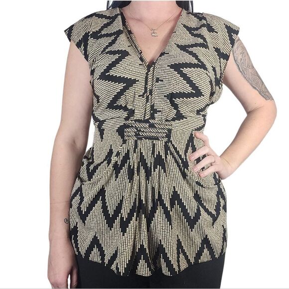 Aryn K Abstract Cevron Short Sleeve V neck black/beige blouse - Picture 1 of 8